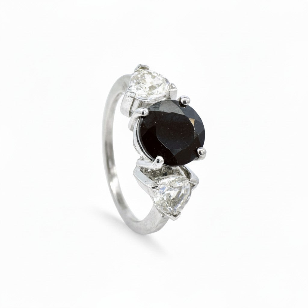 Anillo tricillo Sophia Schneider Joyas de platino con turmalina negra central y zafiros blancos laterales.