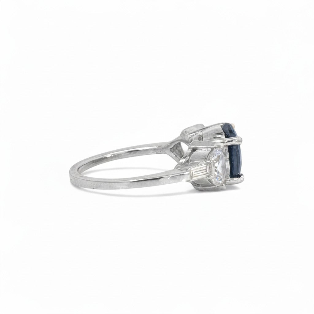 Anillo tricillo Sophia Schneider Joyas de platino con turmalina negra central y zafiros blancos laterales.