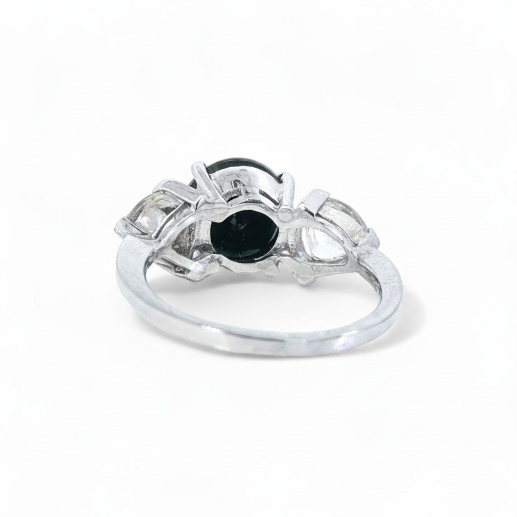 Anillo tricillo Sophia Schneider Joyas de platino con turmalina negra central y zafiros blancos laterales.