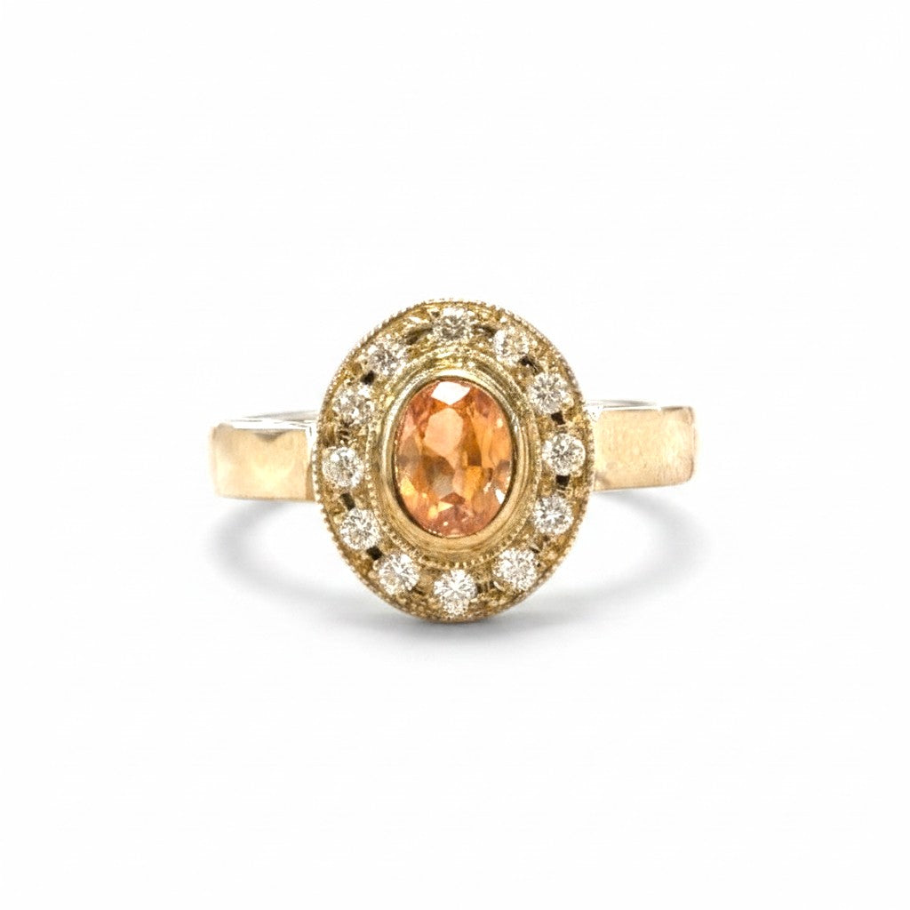 Anillo Sophia Schneider Joyas de oro amarillo 18K con turmalina dorada oval y halo de diamantes brillantes
