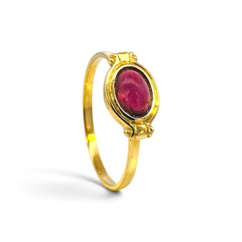 Anillo solitario Sophia Schneider Joyas de oro 18K con turmalina roja en corte oval y engaste en bisel