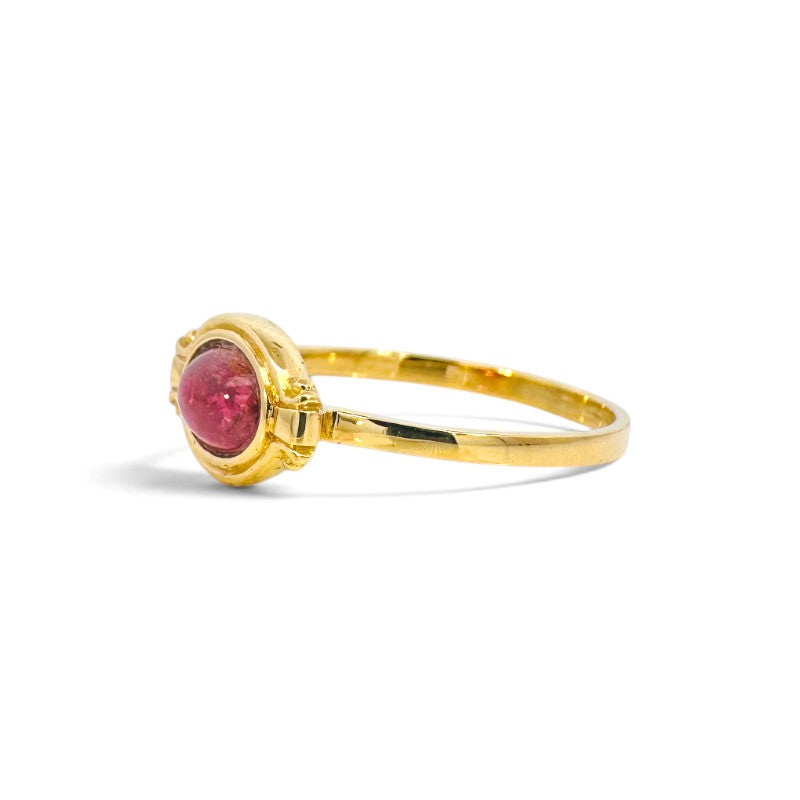 Anillo solitario Sophia Schneider Joyas de oro 18K con turmalina roja ovalada en engaste de bisel