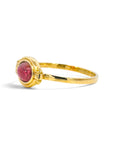 Anillo solitario Sophia Schneider Joyas de oro 18K con turmalina roja ovalada en engaste de bisel