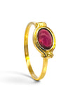 Anillo solitario Sophia Schneider Joyas de oro 18K con turmalina roja en corte oval y engaste en bisel