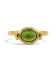 Anillo solitario Sophia Schneider Joyas de oro 18K con turmalina verde ovalada en engaste de bisel elegante.