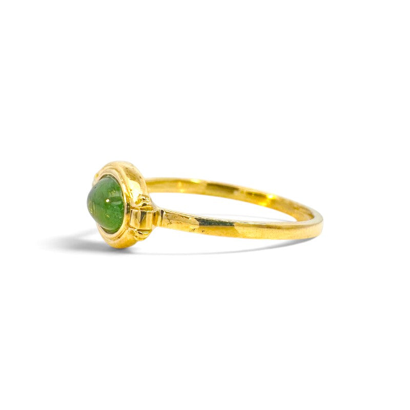 Anillo solitario Sophia Schneider Joyas de oro 18K con turmalina verde ovalada en engaste de bisel vista lateral