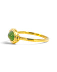 Anillo solitario Sophia Schneider Joyas de oro 18K con turmalina verde ovalada en engaste de bisel vista lateral