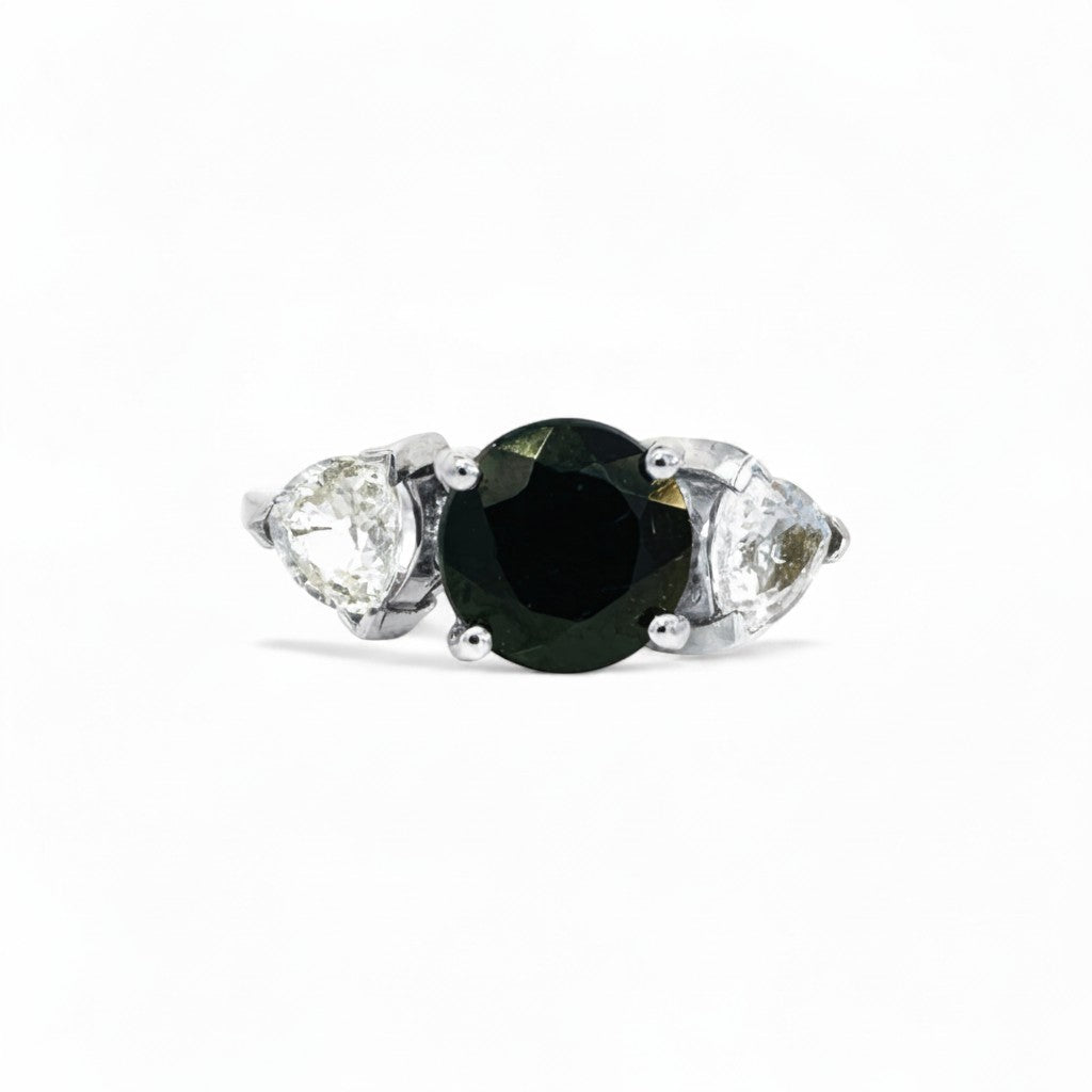 Anillo tricillo Sophia Schneider Joyas de platino con turmalina negra central y zafiros blancos laterales.