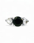 Anillo tricillo Sophia Schneider Joyas de platino con turmalina negra central y zafiros blancos laterales.