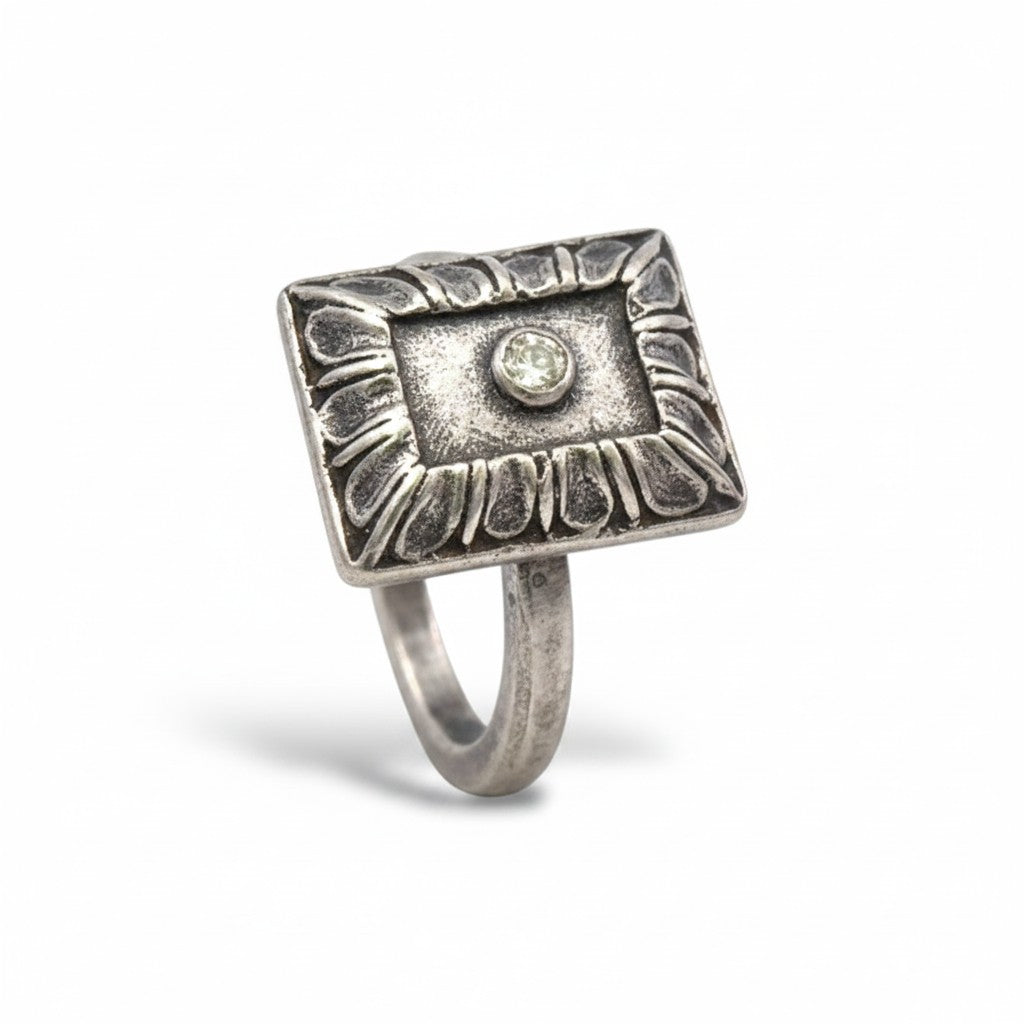 Anillo rectangular estilo victoriano de Sophia Schneider Joyas en plata envejecida con una moisanita central