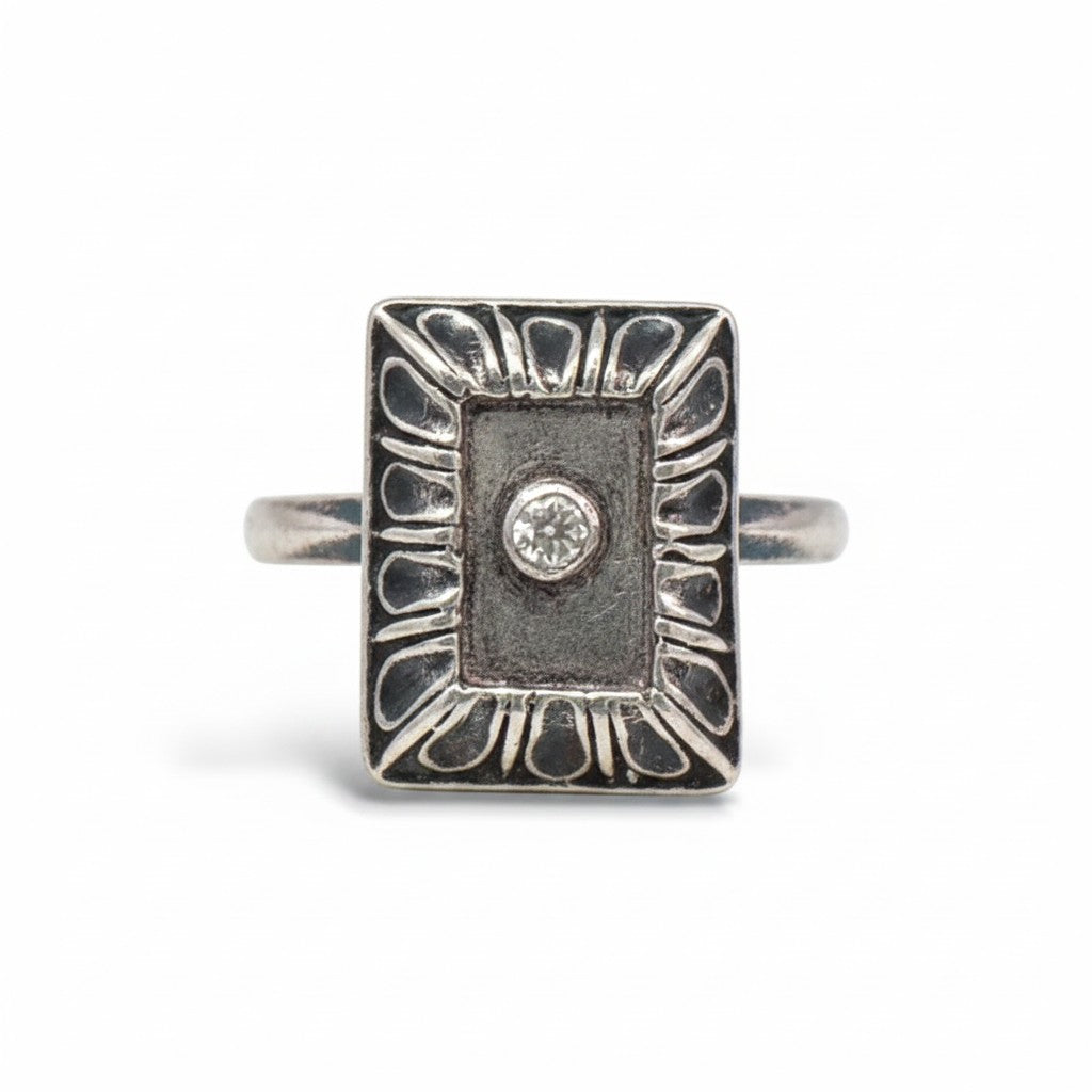 Anillo rectangular estilo victoriano de Sophia Schneider Joyas en plata con moisanita central y detalles grabados