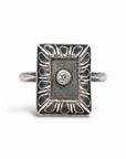 Anillo rectangular estilo victoriano de Sophia Schneider Joyas en plata con moisanita central y detalles grabados