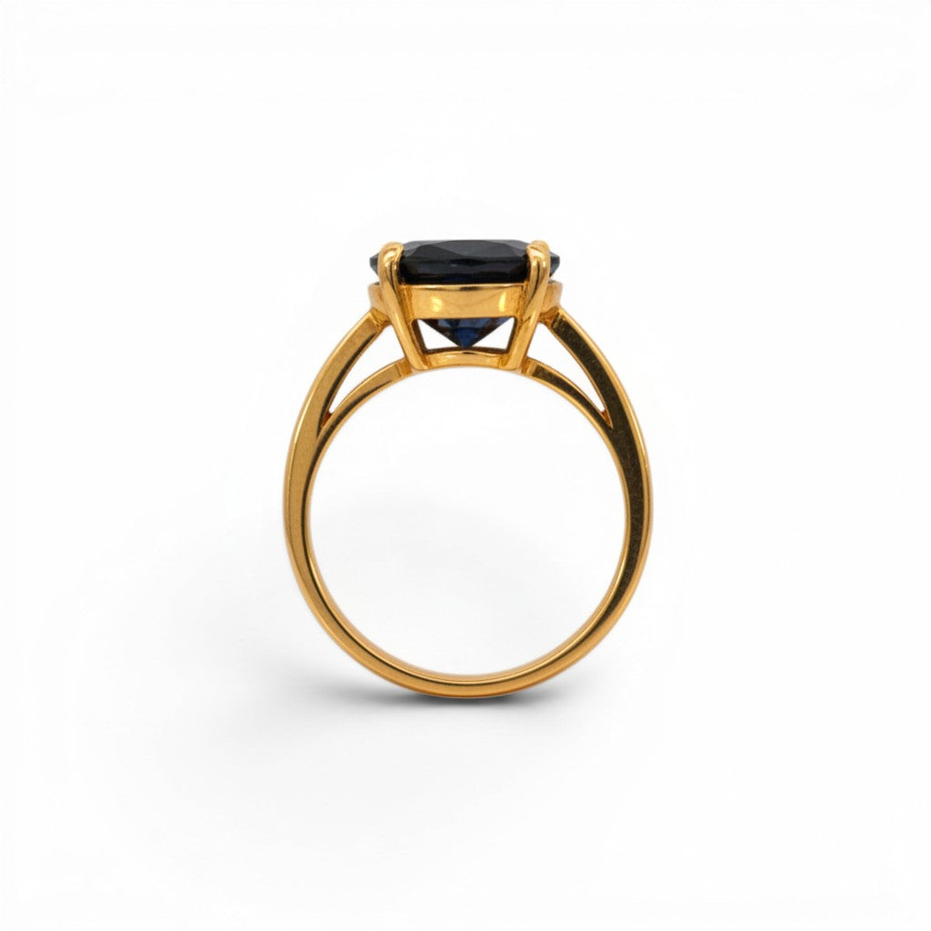 Anillo solitario Sophia Schneider Joyas de oro amarillo 18K con zafiro azul ovalado y diamantes, vista lateral