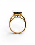 Anillo solitario Sophia Schneider Joyas de oro amarillo 18K con zafiro azul ovalado y diamantes, vista lateral