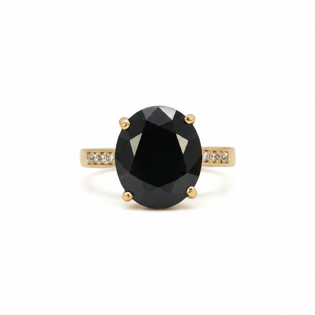 Anillo solitario Sophia Schneider Joyas de oro amarillo 18K con zafiro ovalado negro y diamantes brillantes.