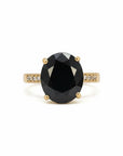 Anillo solitario Sophia Schneider Joyas de oro amarillo 18K con zafiro ovalado negro y diamantes brillantes.