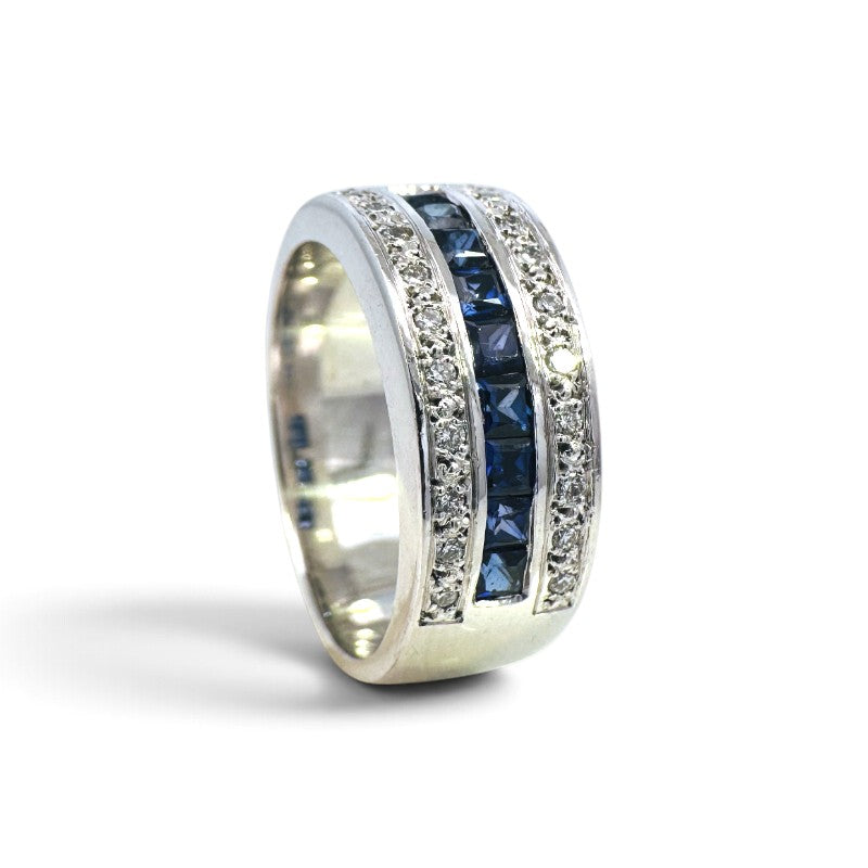 Anillo cintillo Sophia Schneider Joyas en oro blanco 18K con zafiros corte princess y diamantes brillantes