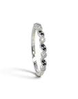 Anillo cintillo Sophia Schneider Joyas de oro blanco 10K con zafiros y diamantes en diseño de ojitos