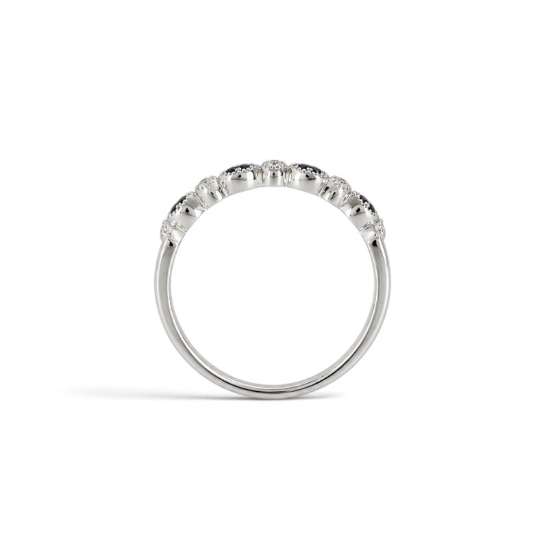 Anillo cintillo Sophia Schneider Joyas en oro blanco 10K con zafiros redondos y diamantes corte brillante