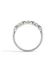 Anillo cintillo Sophia Schneider Joyas en oro blanco 10K con zafiros redondos y diamantes corte brillante