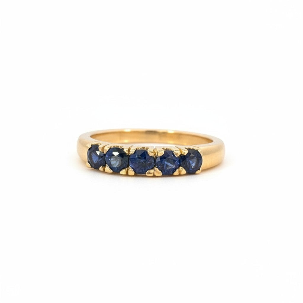 Anillo cintillo Sophia Schneider Joyas de oro 18K con cinco zafiros azules engastados, hecho a mano.