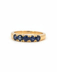 Anillo cintillo Sophia Schneider Joyas de oro 18K con cinco zafiros azules engastados, hecho a mano.