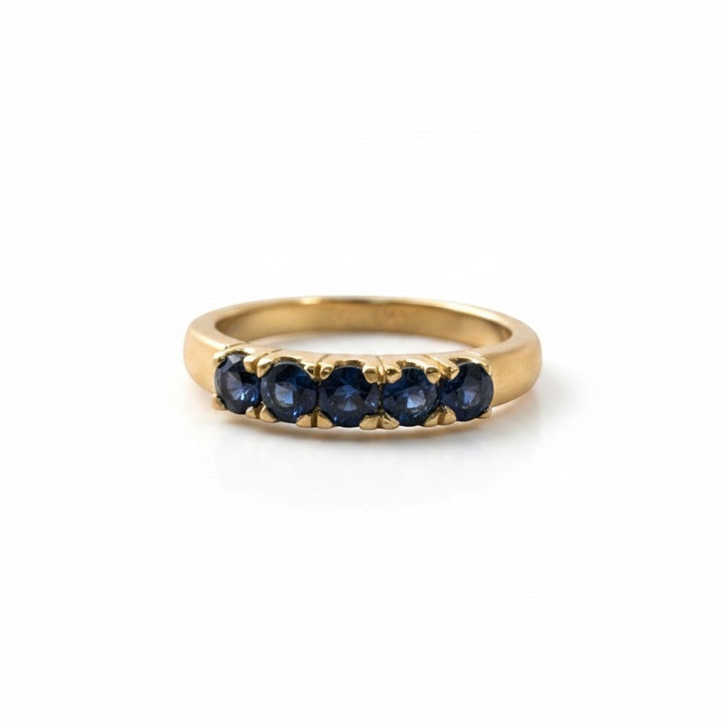 Anillo cintillo Sophia Schneider Joyas de oro 18K con cinco zafiros azules engastados, hecho a mano.
