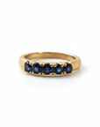 Anillo cintillo Sophia Schneider Joyas de oro 18K con cinco zafiros azules engastados, hecho a mano.