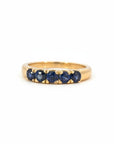Anillo cintillo Sophia Schneider Joyas de oro 18K con cinco zafiros azules engastados, hecho a mano.