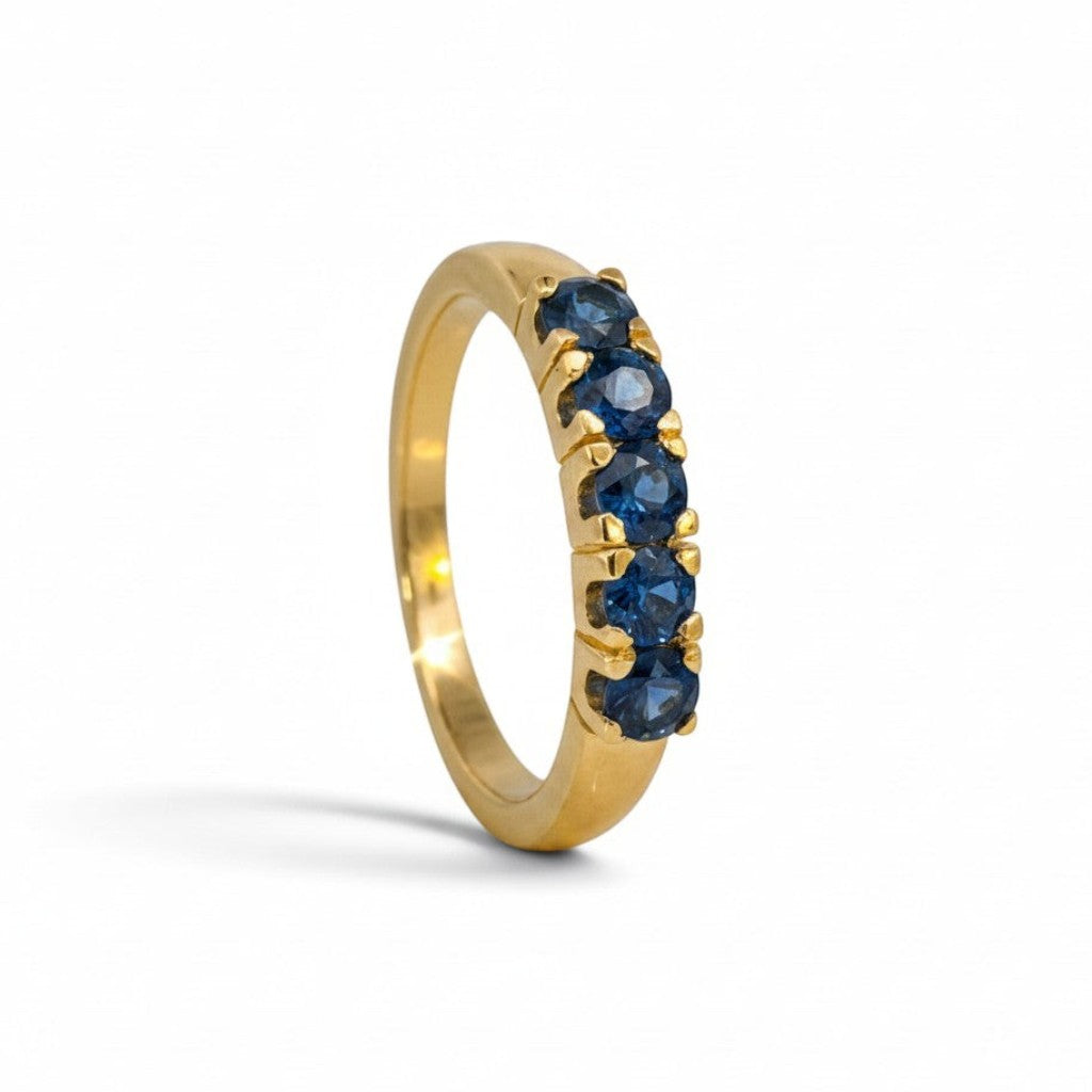 Anillo cintillo Sophia Schneider Joyas de oro 18K con cinco zafiros azules engastados, hecho a mano.