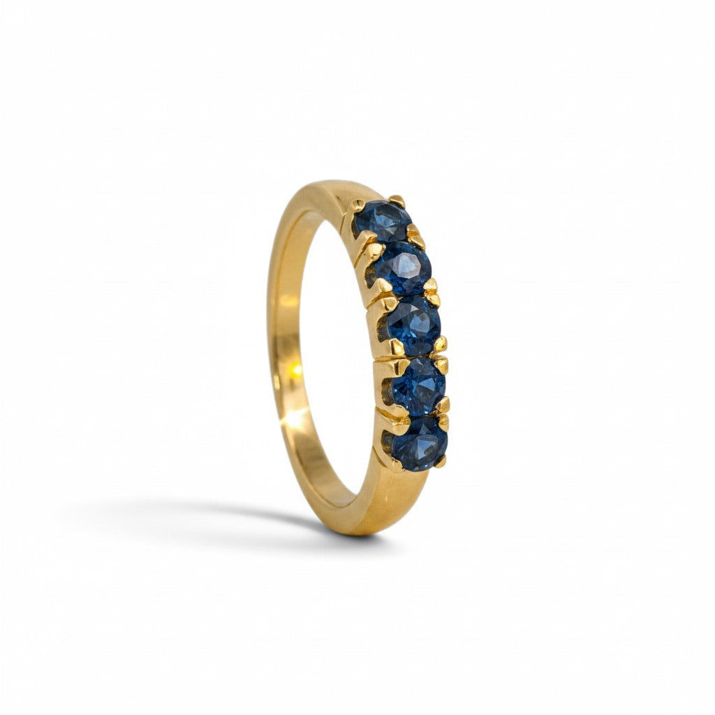 Anillo cintillo Sophia Schneider Joyas de oro 18K con cinco zafiros azules engastados, hecho a mano.