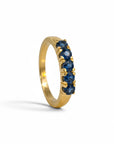 Anillo cintillo Sophia Schneider Joyas de oro 18K con cinco zafiros azules engastados, hecho a mano.