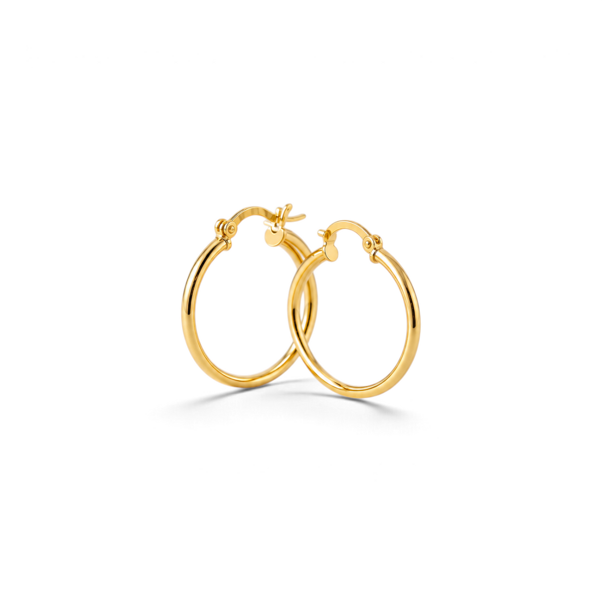 Aros argollas tubulares lisas de 16 mm en oro amarillo 18K de Sophia Schneider Joyas sobre fondo blanco