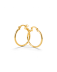Aros argollas tubulares lisas de 16 mm en oro amarillo 18K de Sophia Schneider Joyas sobre fondo blanco