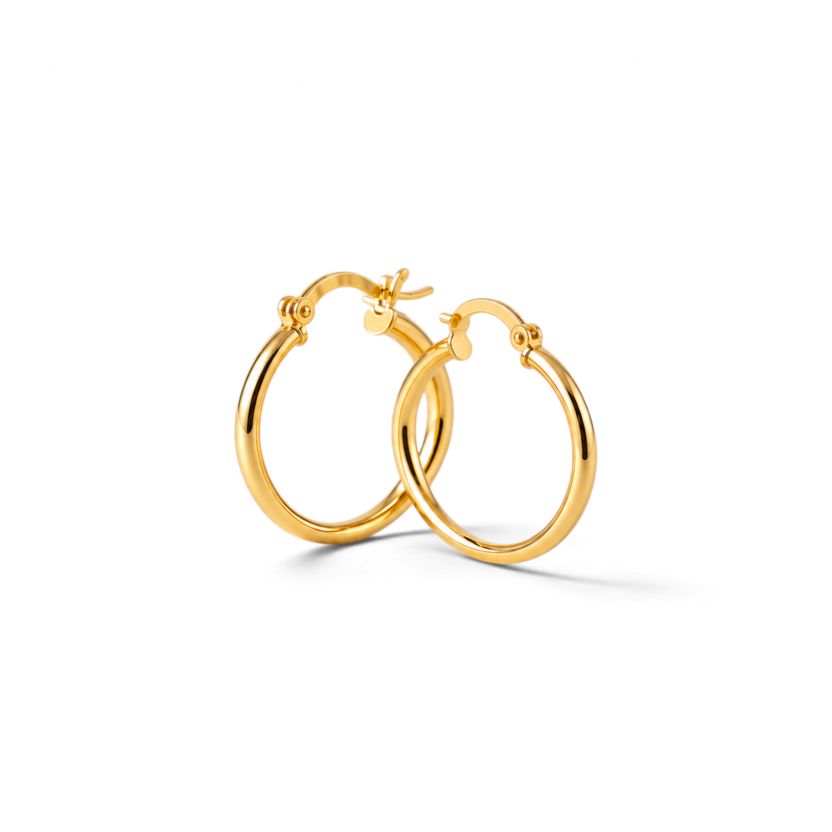 Aros argollas tubulares lisas de 25 mm en oro amarillo 18K de Sophia Schneider Joyas sobre fondo blanco.