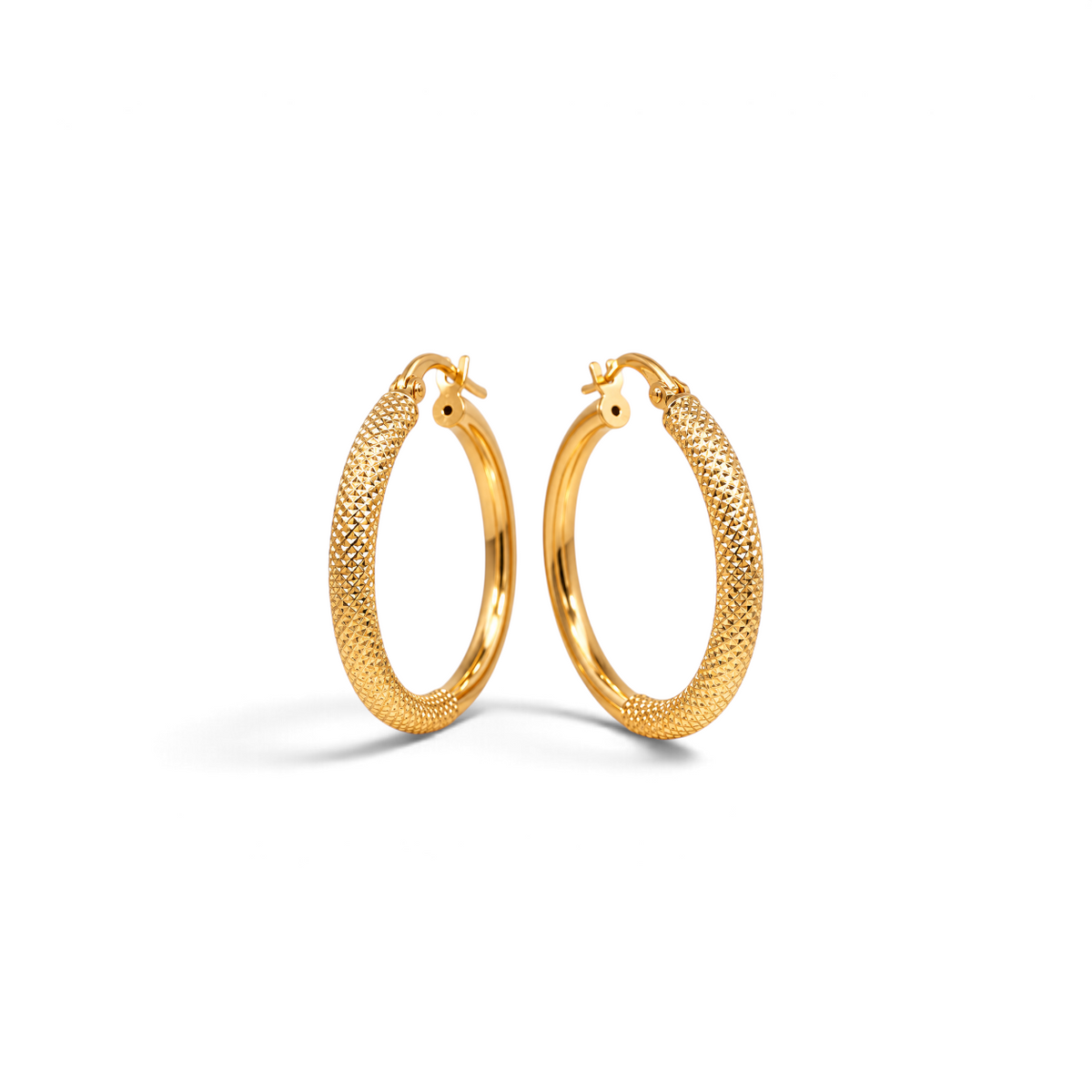 Aros argollas Sophia Schneider Joyas de oro amarillo 18K con diseño texturado de 25 mm de diámetro