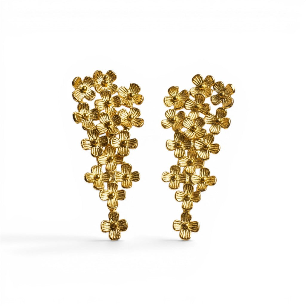 Aros colgantes Sophia Schneider Joyas con diseño de flores en cascada, elaborados en plata enchapada en oro brillante.