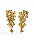 Aros colgantes Sophia Schneider Joyas con diseño de flores en cascada, elaborados en plata enchapada en oro brillante.