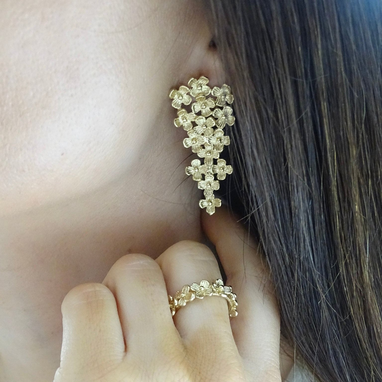 Aros colgantes de flores en plata enchapada en oro de Sophia Schneider Joyas con diseño de gota en movimiento