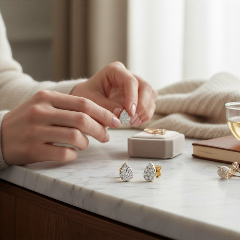 Aros stud Sophia Schneider Joyas en forma de gota con diamantes pavé de 0,20 ct en oro blanco de 10K sobre mesa