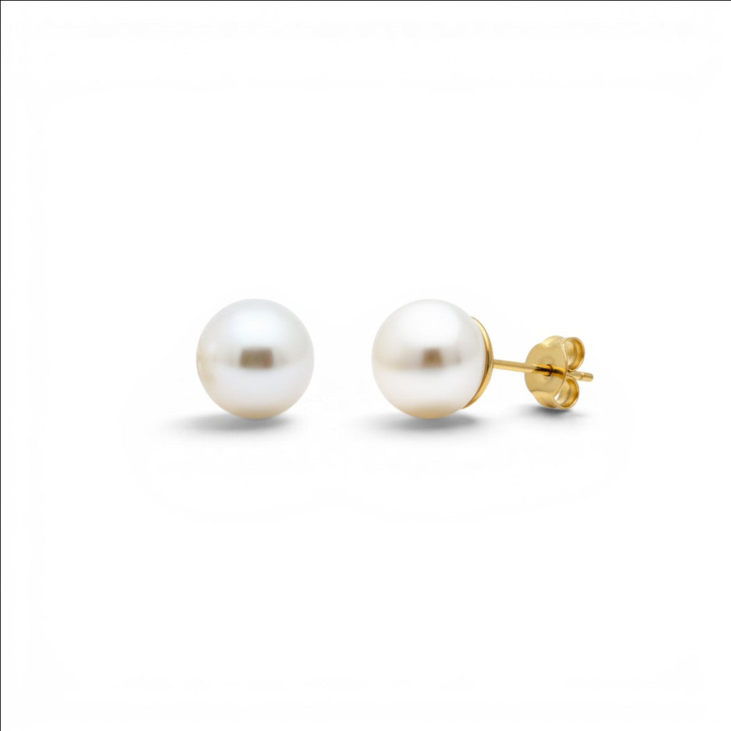 Aros de perla natural de 10 mm con poste de oro amarillo 18K hechos a mano por Sophia Schneider Joyas