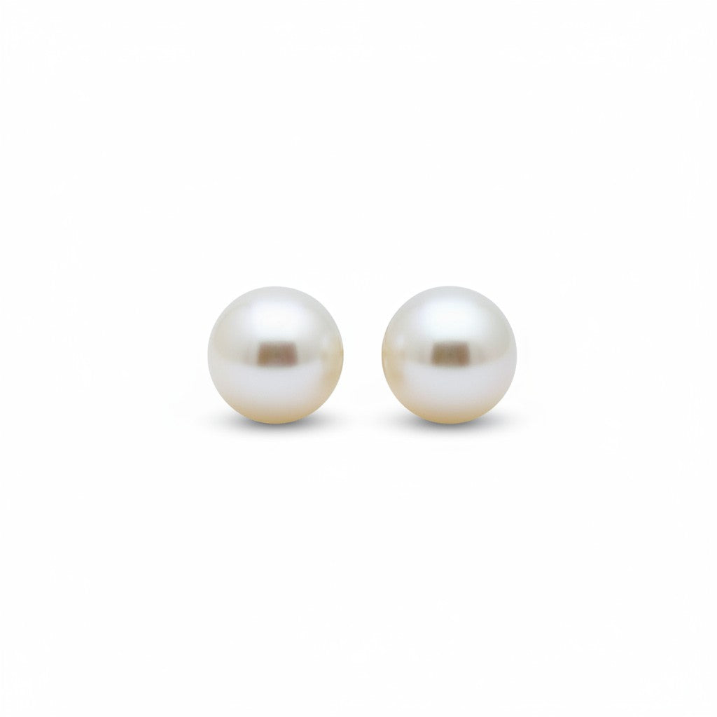 Aros de perlas naturales de 10 mm con montura de oro amarillo 18K hechos por Sophia Schneider Joyas