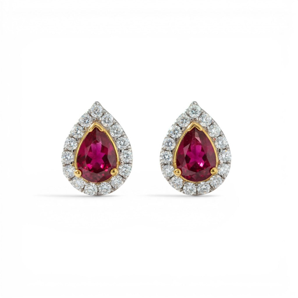 Aros stud Sophia Schneider Joyas de oro 14K con rubí en corte pera y halo de brillantes