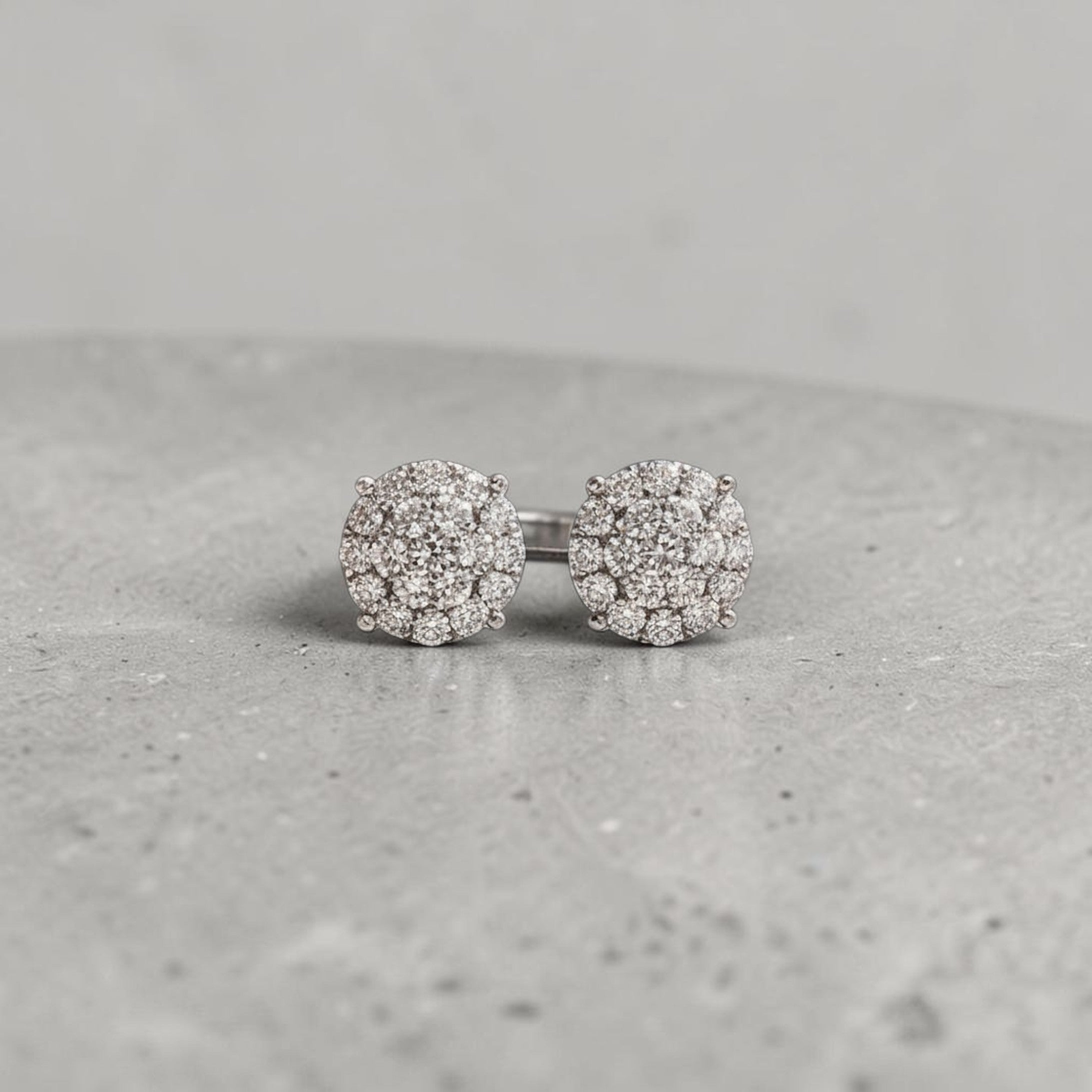 Aros stud Sophia Schneider Joyas de plata 925 con diamantes pavé corte brillante de 0,25 ct sobre tela estampada