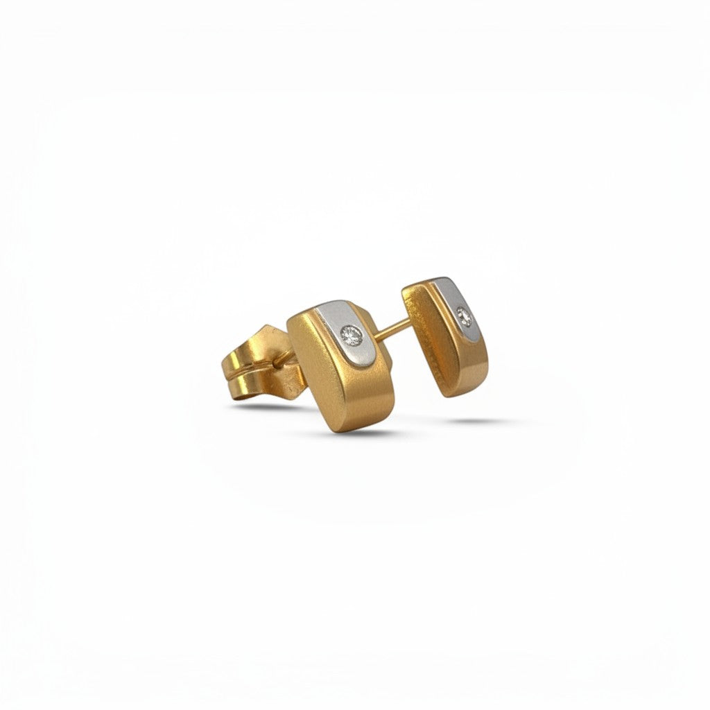 Aros stud Sophia Schneider Joyas de oro 18K con detalles en oro blanco y diamantes incrustados, diseño minimalista.