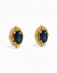 Aros stud Sophia Schneider Joyas de oro 10K con zafiro ovalado y halo de brillantes