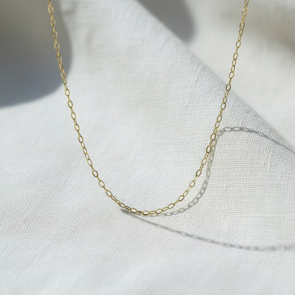 Cadena eslabones de oro amarillo 18K de 40 cm de Sophia Schneider Joyas. Diseño delicado y elegante.