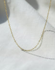 Cadena eslabones de oro amarillo 18K de 40 cm de Sophia Schneider Joyas. Diseño delicado y elegante.