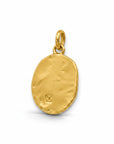 Colgante amuleto Sophia Schneider Joyas de plata enchapada en oro con textura irregular y sello distintivo