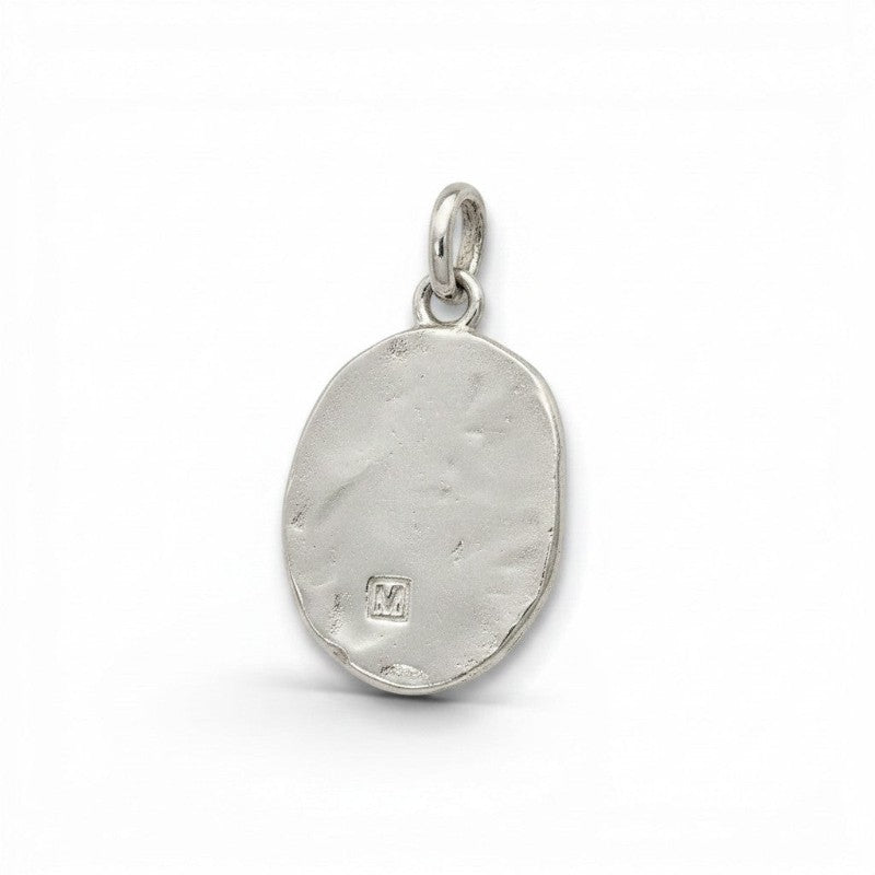 Colgante amuleto trébol de Sophia Schneider Joyas en plata, con grabado personalizable en la parte posterior.